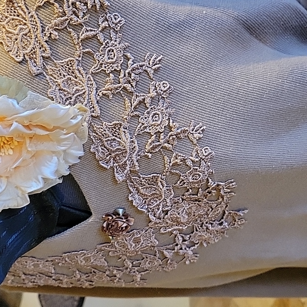 VINTAGE LACE TRIM TOP - Picture 3 of 4